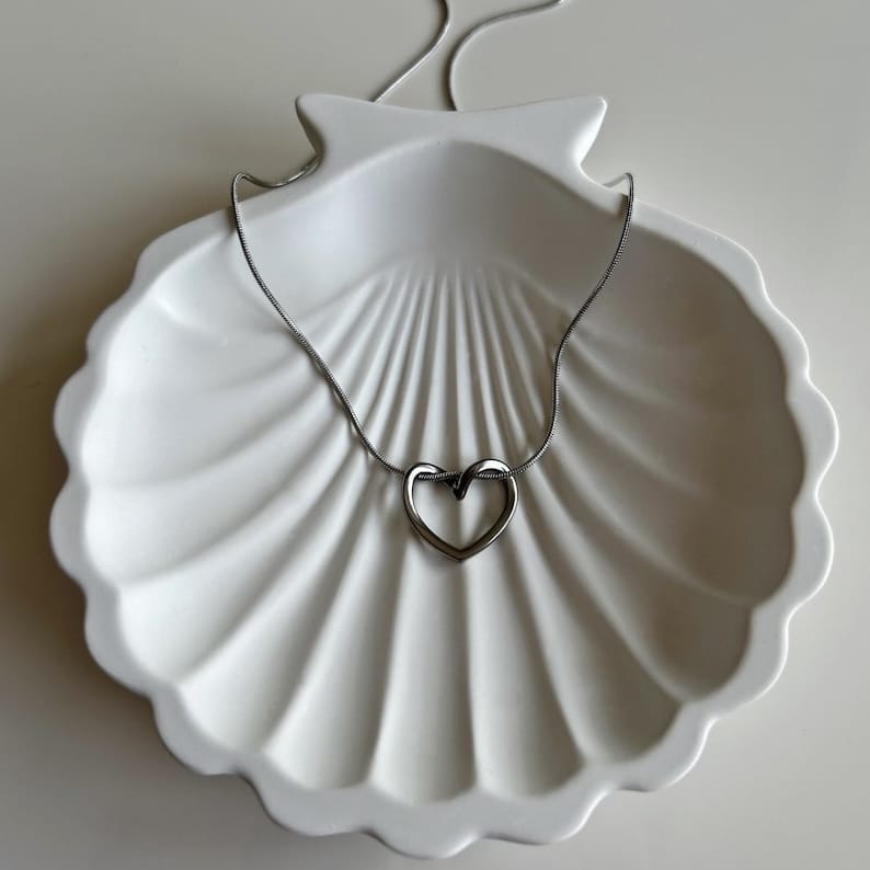 ŽENSKA OGRLICA SA POZLATOM AMORE