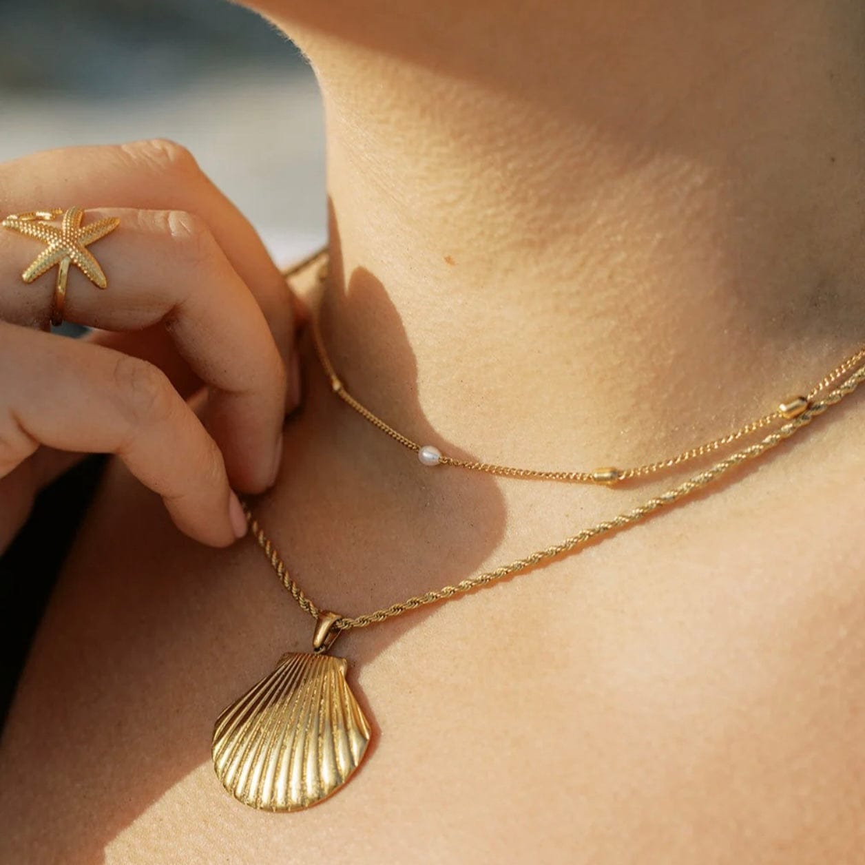 ŽENSKA OGRLICA SA POZLATOM ŠKOLJKA🥂