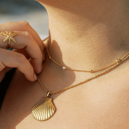 ŽENSKA OGRLICA SA POZLATOM ŠKOLJKA🥂