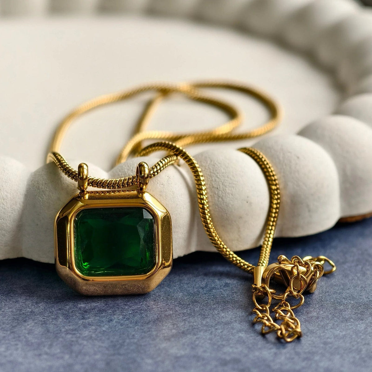 ŽENSKA OGRLICA SA POZLATOM MYSTERY GREEN 👑