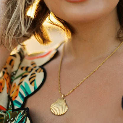 ŽENSKA OGRLICA SA POZLATOM ŠKOLJKA🥂