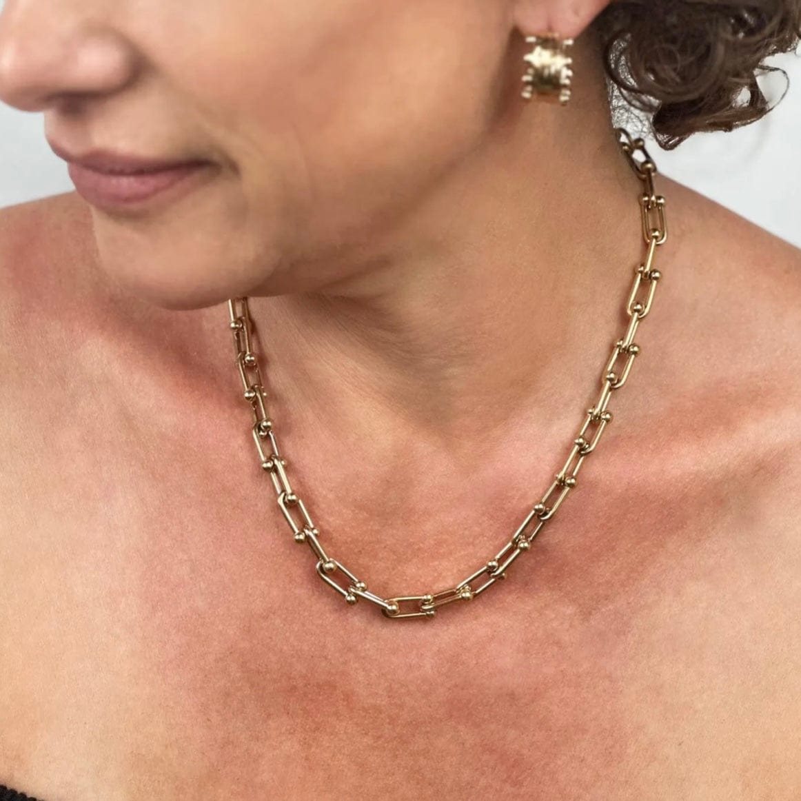 OGRLICA SA POZLATOM MELBURN 🥂