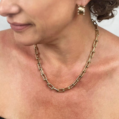 OGRLICA SA POZLATOM MELBURN 🥂