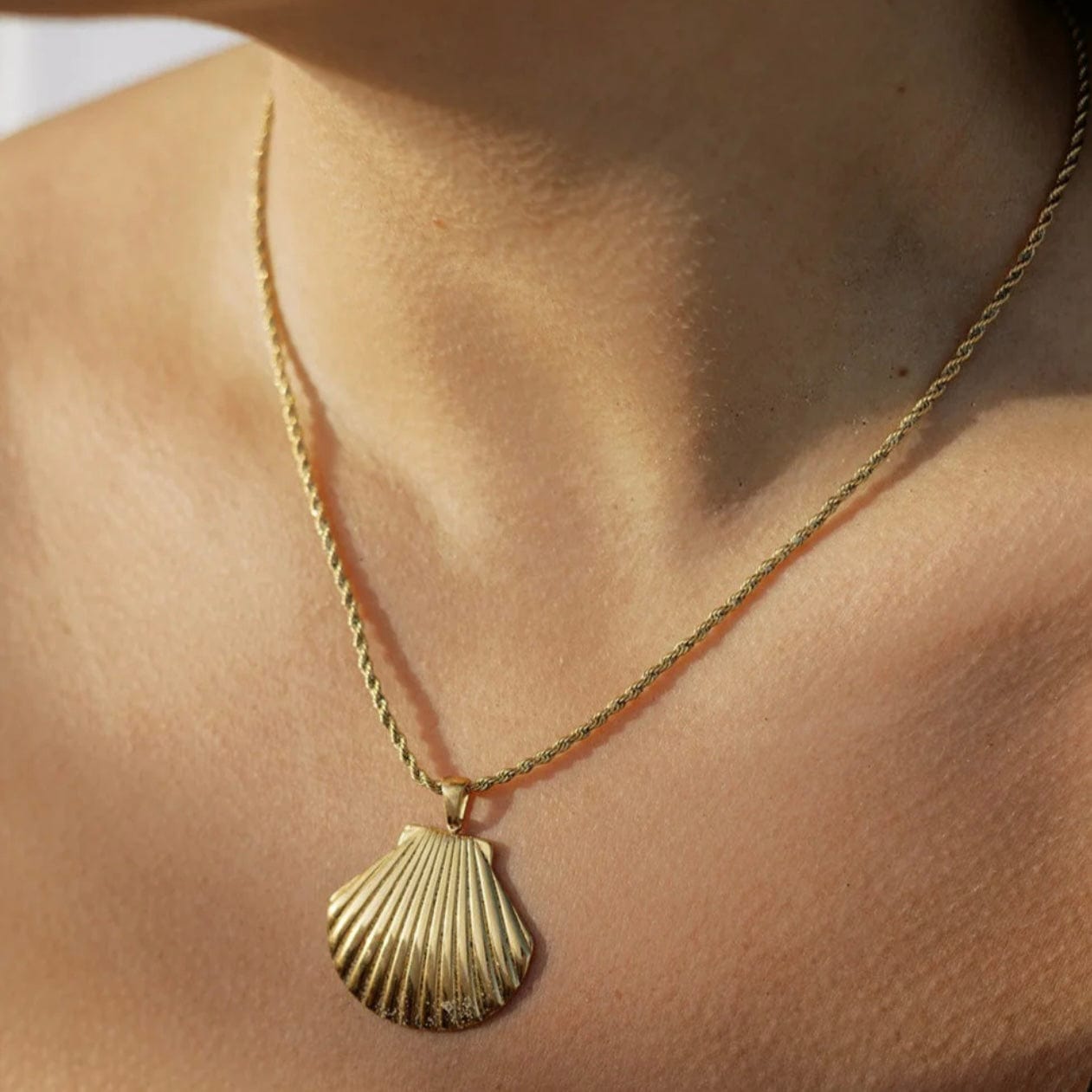 ŽENSKA OGRLICA SA POZLATOM ŠKOLJKA🥂